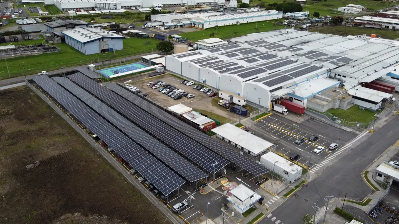 Carport solar sobre el parqueo de Baxter en Cartago