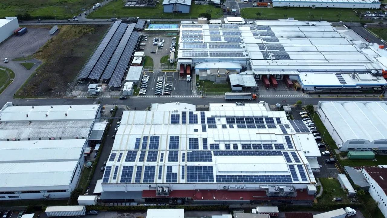 Naves de Baxter en Cartago con módulos solares