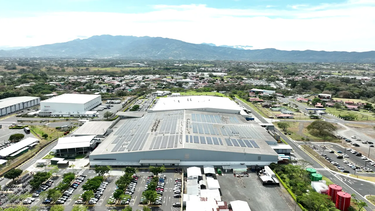 Vista amplia de la planta de Boston Scientific con la cordillera al fondo