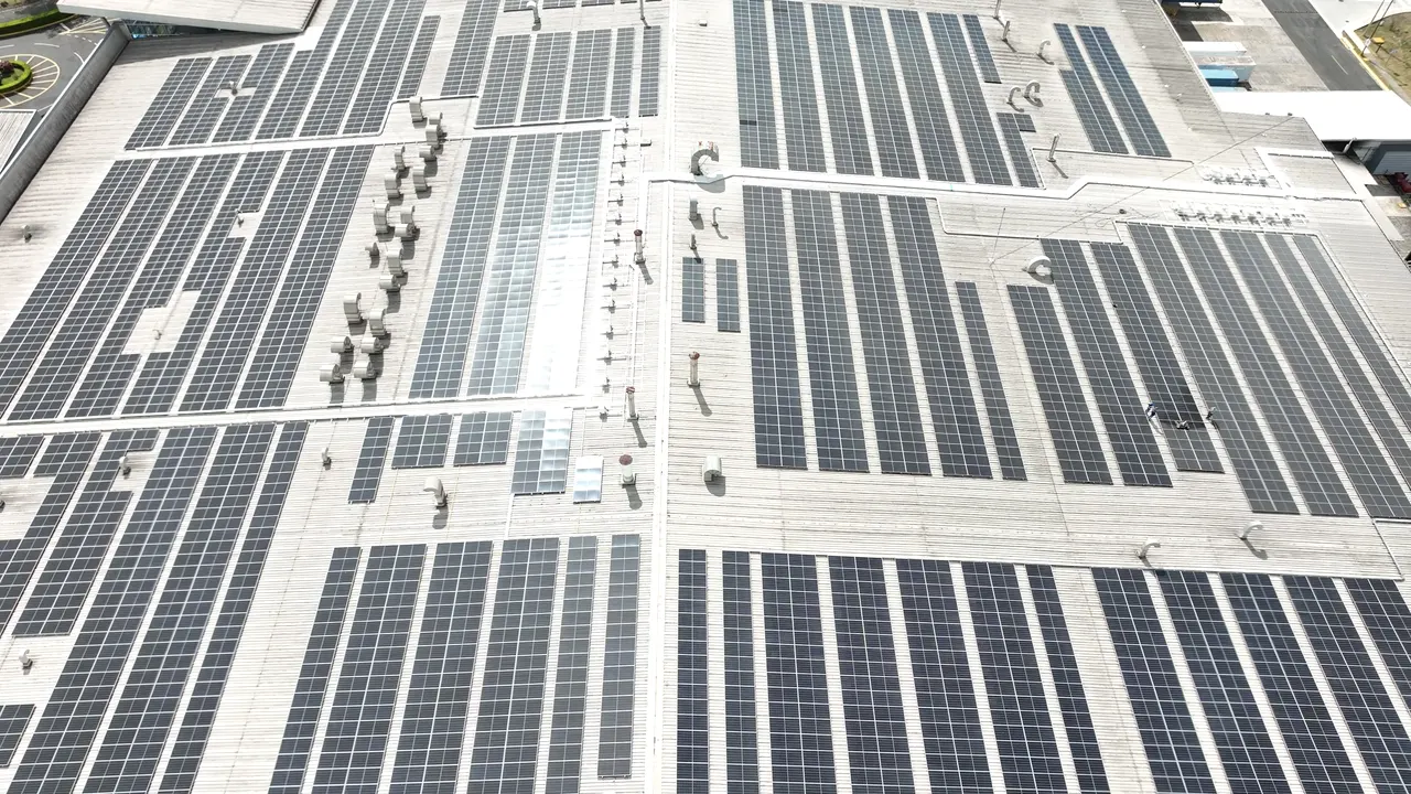 Módulos solares sobre la cubierta de Boston Scientific