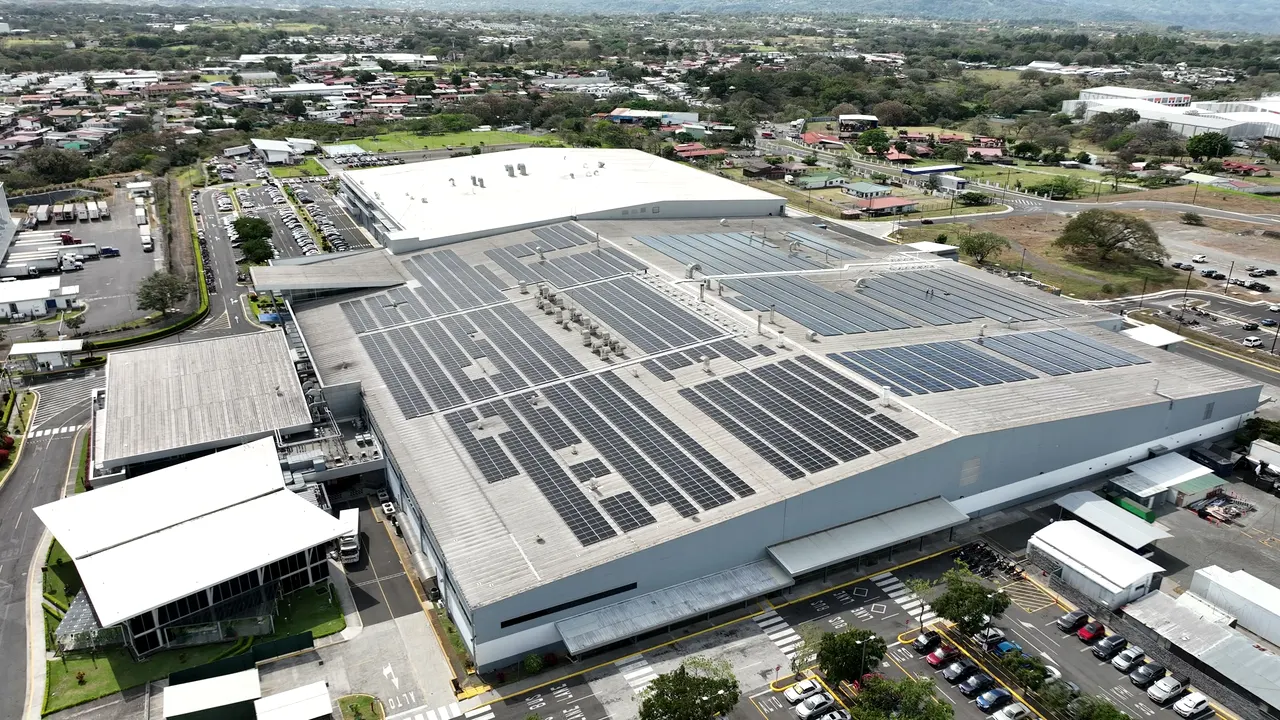 Techo solar de Boston Scientific desde otro ángulo