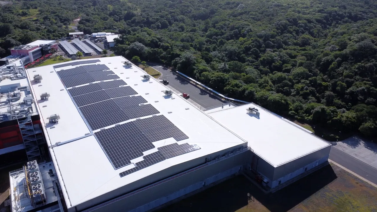 Planta de Coca-Cola en Liberia con módulos solares en el techo