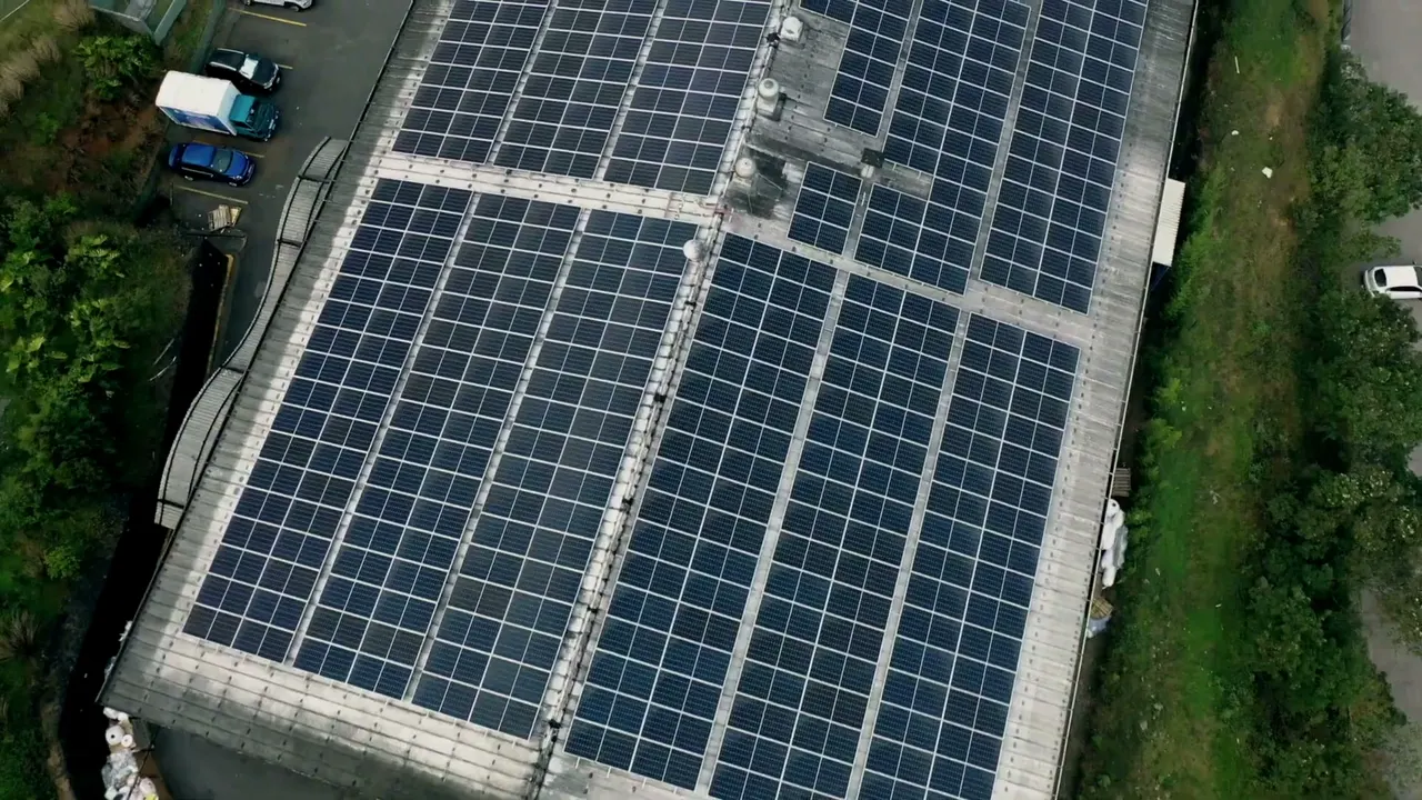 Techo de Flexográfica cubierto con módulos solares, visto desde arriba