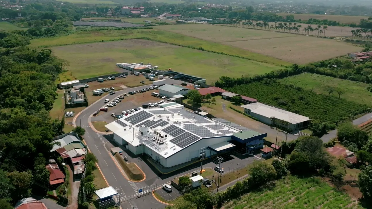 La planta de Helados Sensación entre potreros y cultivos, vista desde el aire