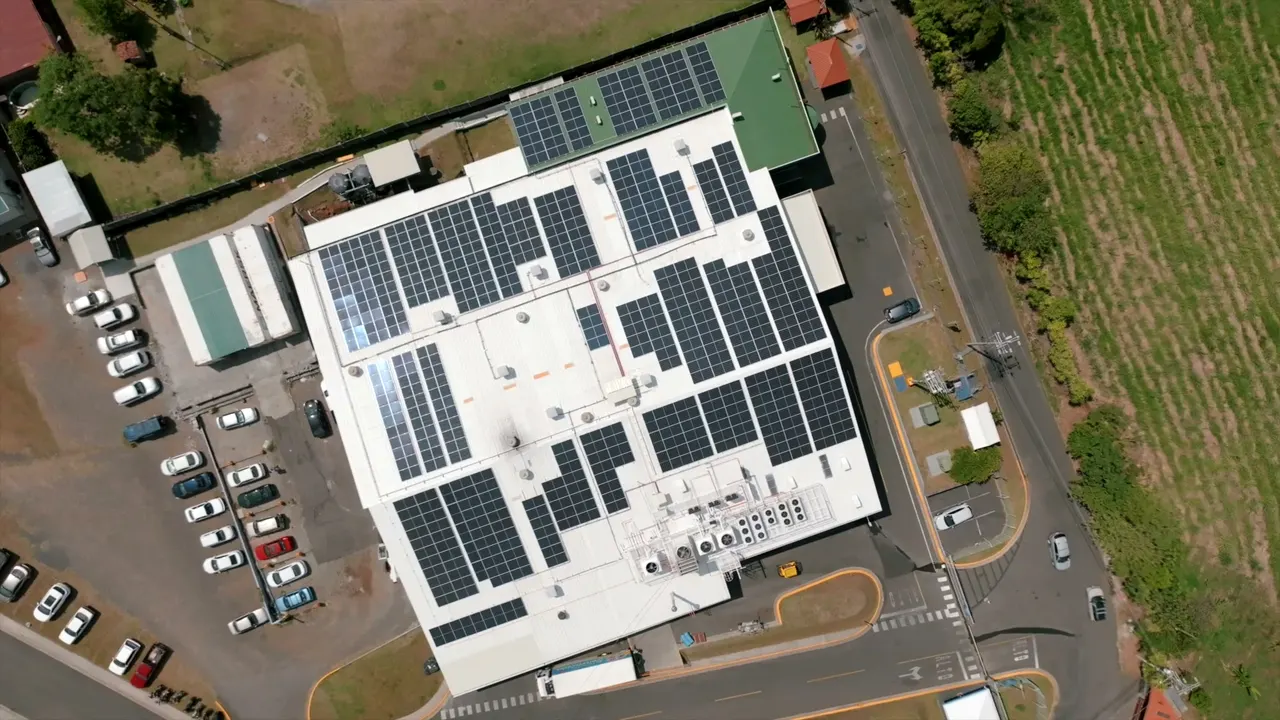 Cubierta de la planta de Helados Sensación con módulos solares, vista desde arriba