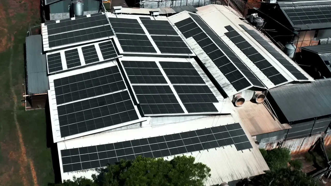 Techos de la planta de PROCESA cubiertos con módulos solares