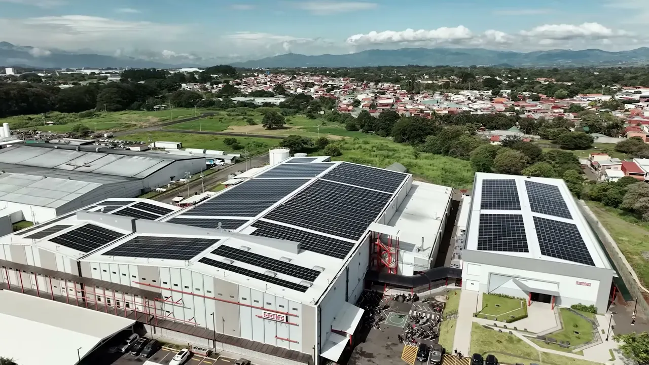 La planta de SAMTEC desde el aire, con zona urbana al fondo