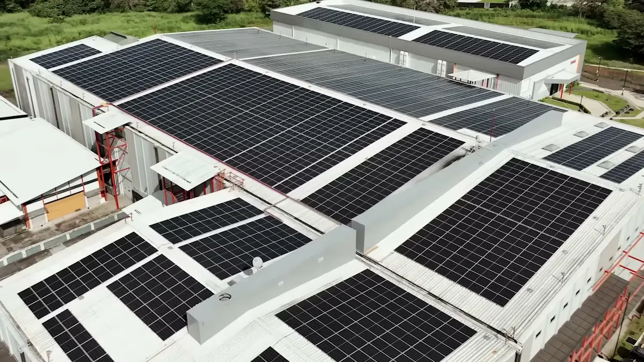 Techos de la planta de SAMTEC cubiertos con módulos solares