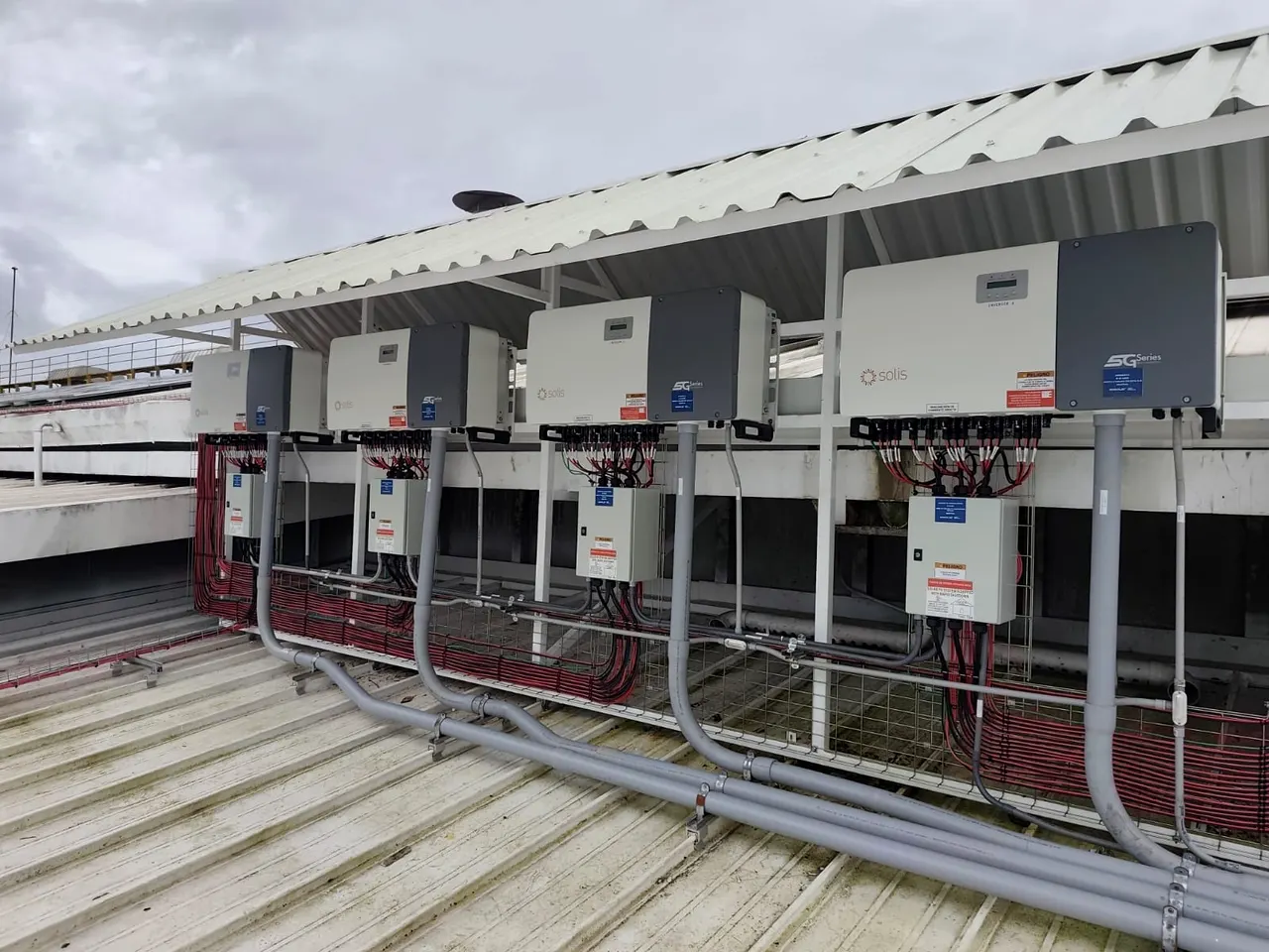 Inversores instalados en el techo de una planta