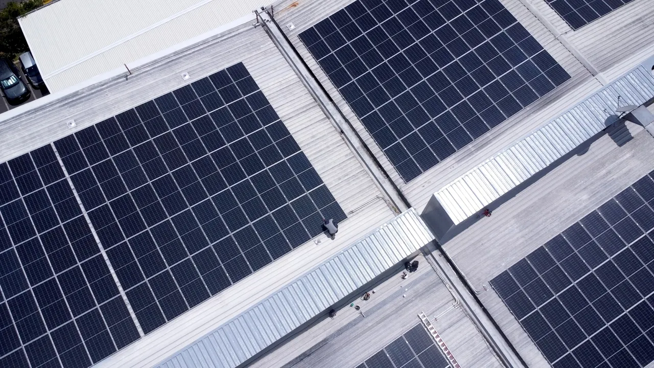 Detalle de los módulos solares sobre el techo de SAMTEC