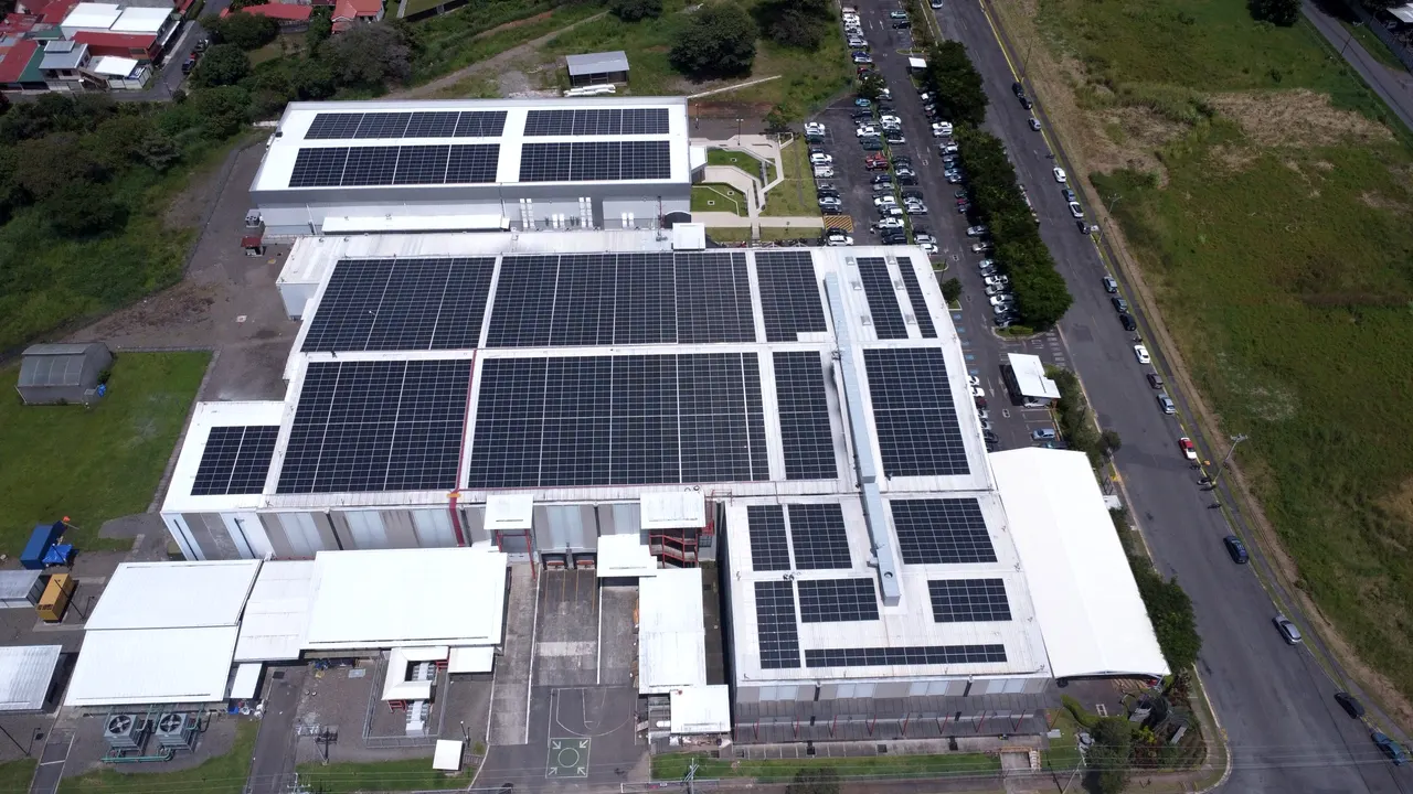 Naves de SAMTEC en Alajuela con módulos solares en el techo
