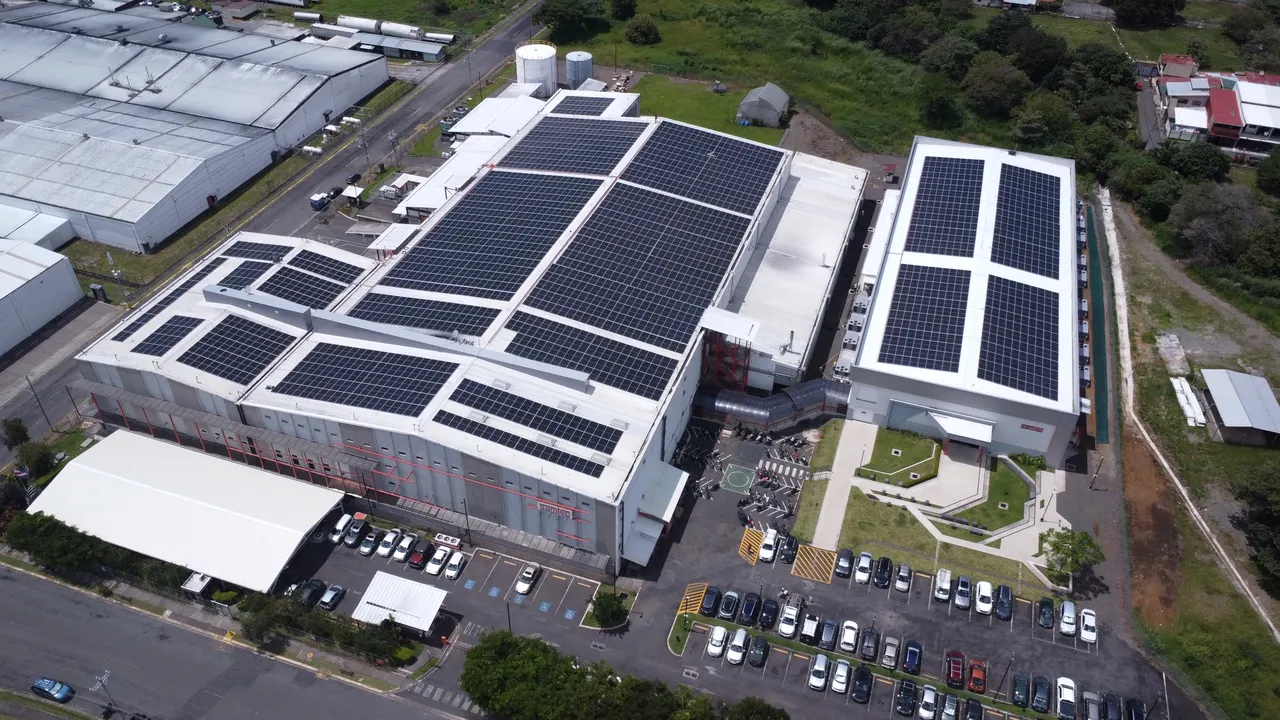Planta de SAMTEC en Alajuela vista desde el aire, con módulos solares sobre los techos de sus naves