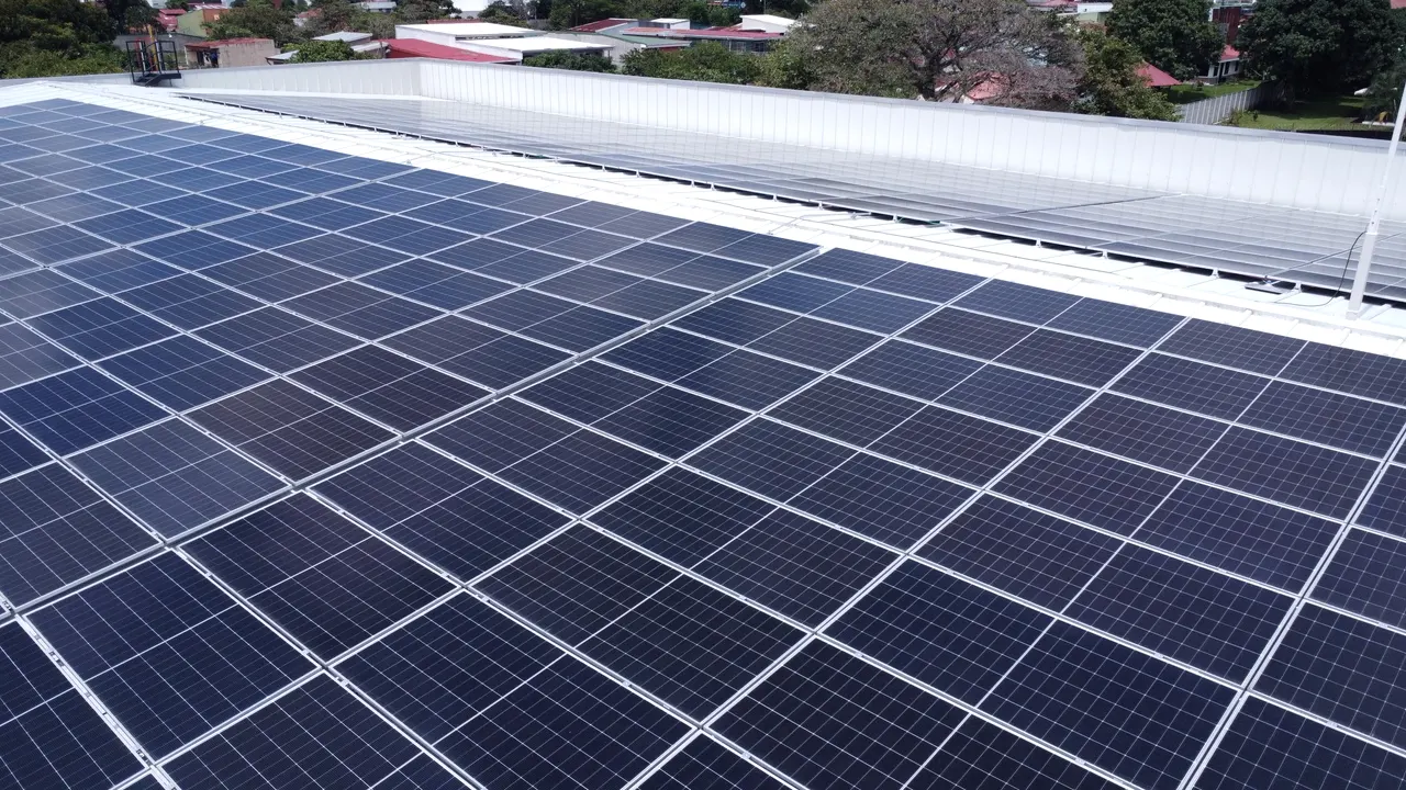 Techo de SAMTEC en Alajuela cubierto con módulos solares