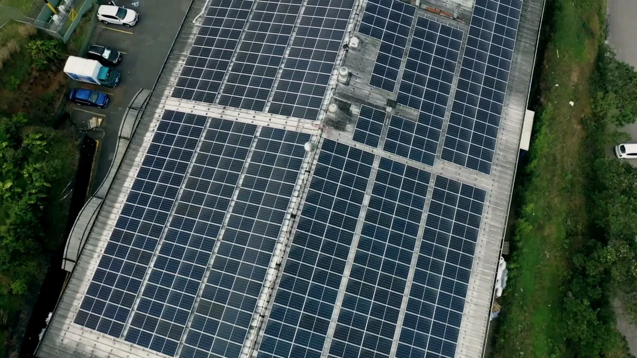 Techo de Flexográfica cubierto con módulos solares, visto desde arriba