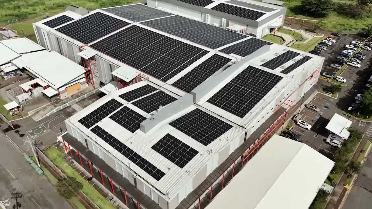 Planta de SAMTEC en Alajuela con su sistema solar, vista desde el aire