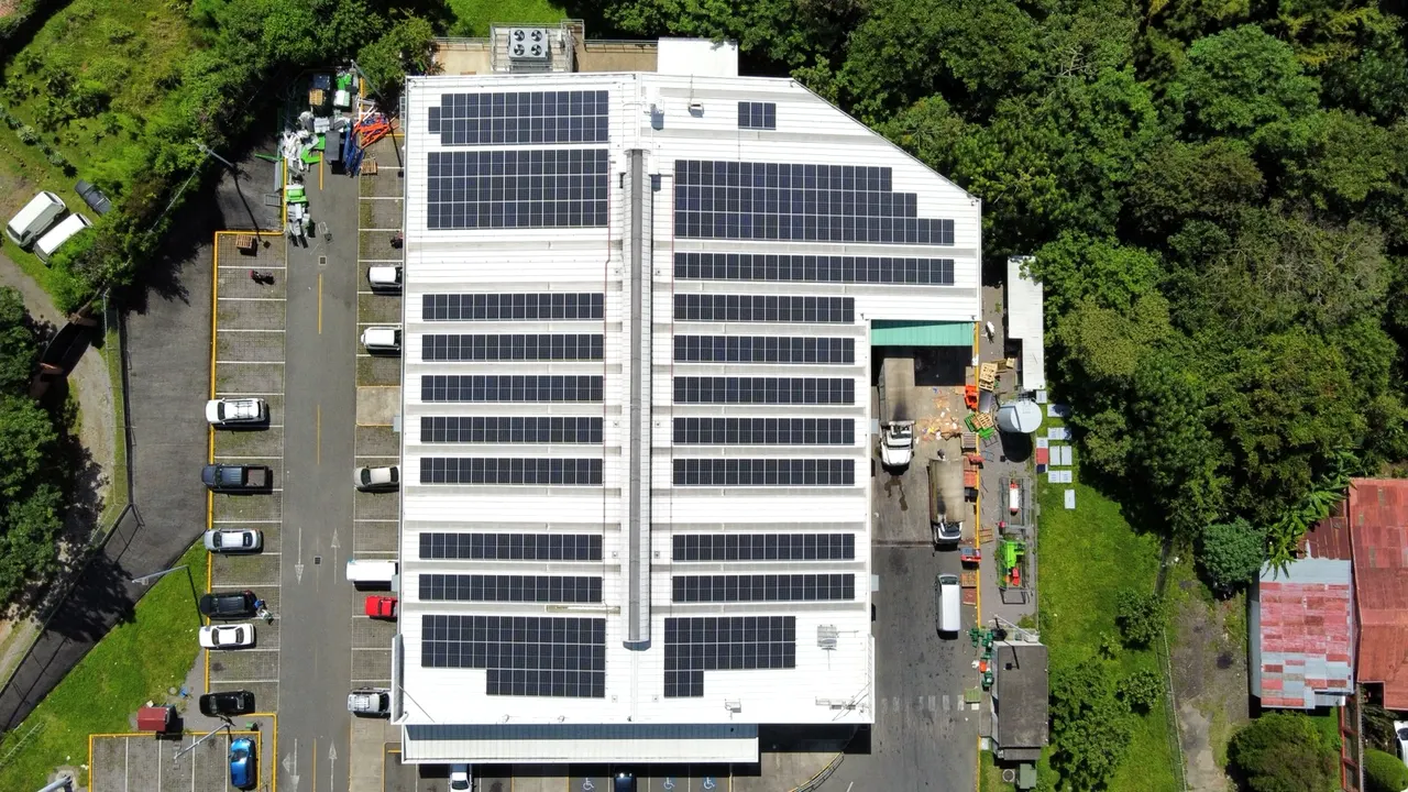 Techo solar del Palí de San Rafael, de Walmart, visto desde arriba